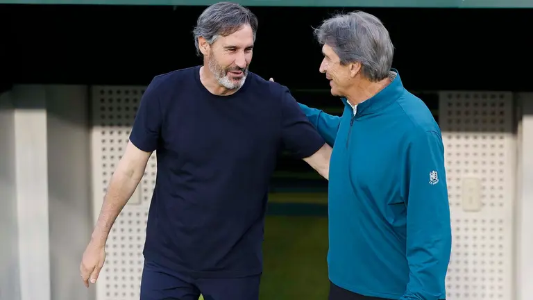 SEVILLA, 11/05/2025.- El entrenador del Betis Manuel Pellegrini saluda al entrenador de Osasuna Vicente Moreno, durante el encuentro correspondiente a la jornada 35 de LaLiga EA Sports que disputan hoy domingo Betis y Osasuna en el estadio Benito Villamar&iacute;n, en Sevilla. EFE / Julio Mu&ntilde;oz.