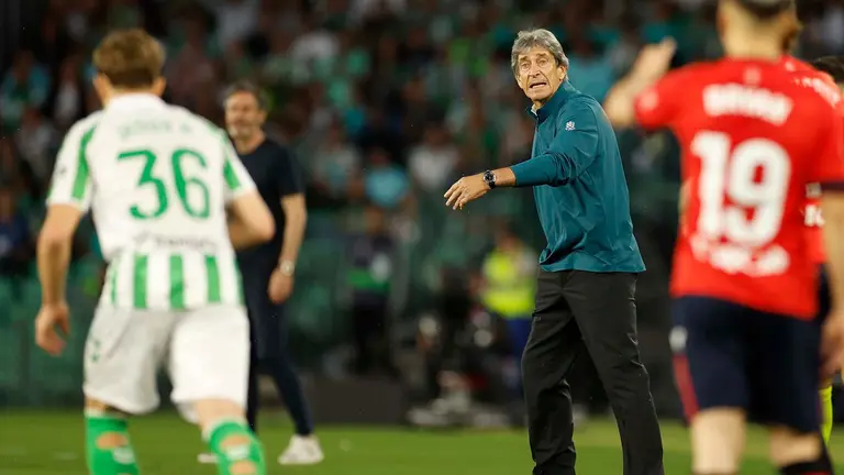 SEVILLA, 11/05/2025.- El entrenador del Betis Manuel Pellegrini, durante el encuentro correspondiente a la jornada 35 de LaLiga EA Sports que disputan hoy domingo Betis y Osasuna en el estadio Benito Villamar&iacute;n, en Sevilla. EFE / Julio Mu&ntilde;oz.