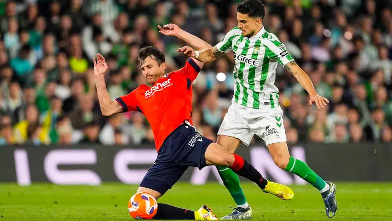 Ante Budimir y Marc Bartra disputan un bal&oacute;n en el partido Betis - Osasuna. Joaquin Corchero / AFP7 / Europa Press
11/5/2025 ONLY FOR USE IN SPAIN