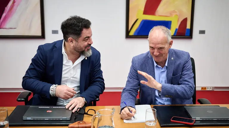 Ram&oacute;n Alz&oacute;rriz del PSN junto Adolfo Araiz de EH Bildu minutos antes de comenzar la Mesa y Junta de Portavoces del Parlamento. PABLO LASAOSA