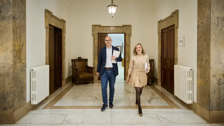 La portavoz de UPN en el Ayuntamiento de Pamplona, Cristina Ibarrola, y el concejal Fernando Aranguren valoran las preinscripciones en las escuelas infantiles. PABLO LASAOSA