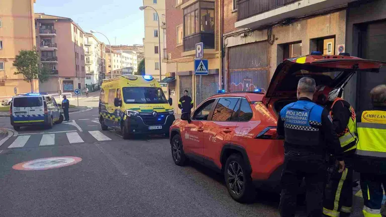 Polic&iacute;a Municipal, bomberos y ambulancia durante la intervenci&oacute;n en la calle Blas de la Serna. POLIC&Iacute;A MUNICIPAL DE PAMPLONA