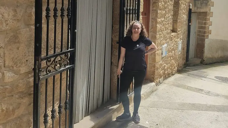 Estíbaliz Mangado, junto a la puerta de su comercio Solaona en Pueyo. CEDIDA