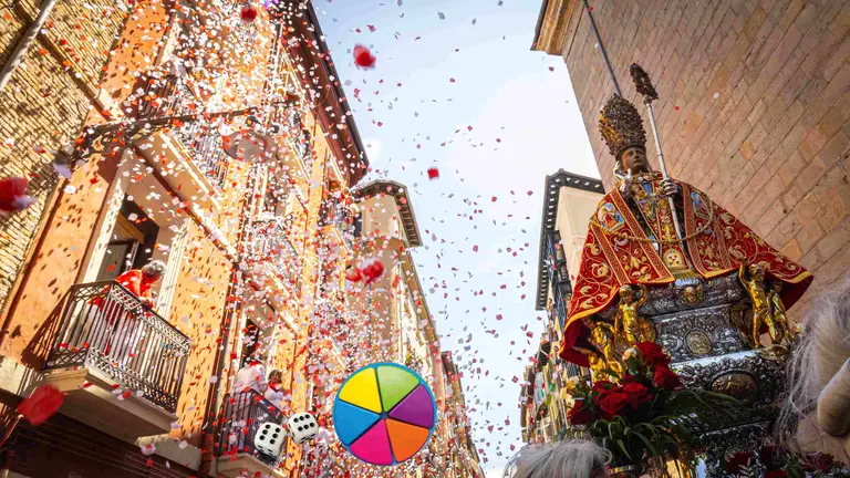 Emotiva procesión en honor a San Fermín en Pamplona . MAITE H. MATEO