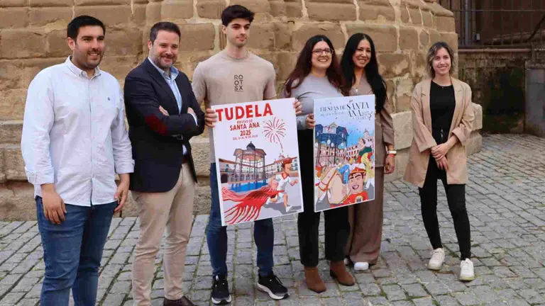 Los ganadores del concurso de carteles junto a los responsables municipales. AYUNTAMIENTO DE TUDELA