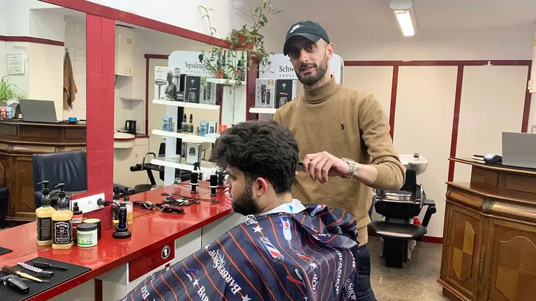Saleh Ghassam en su peluquería situada en el casco viejo de Pamplona. Navarra.com
