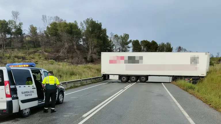 Imagen del cami&oacute;n cruzado en la carretera. GUARDIA CIVIL