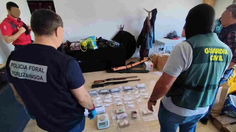 Agentes de la Polic&iacute;a Foral y de la Guardia Civil con la droga incautada. POLIC&Iacute;A FORAL