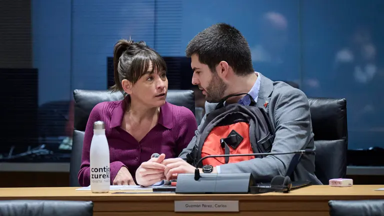 La consejera de Vivienda Begoña Alfaro junto al parlamentario de Contigo Navarra Carlos Guzmán. PABLO LASAOSA