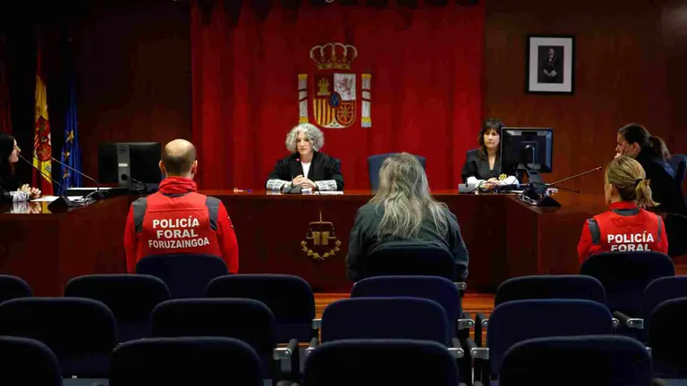 El hombre que iba a ser juzgado con jurado este jueves por asesinar el a&ntilde;o pasado a un compa&ntilde;ero de piso ha reconocido los hechos y ha acordado cumplir 16 a&ntilde;os de c&aacute;rcel, lo que ha evitado la celebraci&oacute;n del proceso en la Audiencia Provincial de Navarra. Al producirse un acuerdo de conformidad previo a la vista oral, en la que la fiscal&iacute;a iba a solicitar 25 a&ntilde;os de c&aacute;rcel, no ha sido necesario llegar a conformar el Jurado, un proceso costoso y de largo tr&aacute;mite que las partes han evitado, como ha destacado la magistrada en la breve vista celebrada. EFE/ Jes&uacute;s Diges