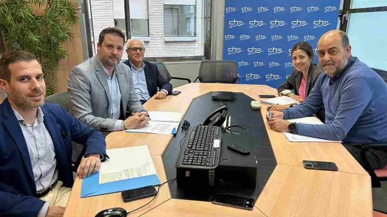 El alcalde de Tudela, Alejandro Toquero, en la reuni&oacute;n con responsables de la Confederaci&oacute;n Hidrogr&aacute;fica del Ebro. AYUNTAMIENTO DE TUDELA