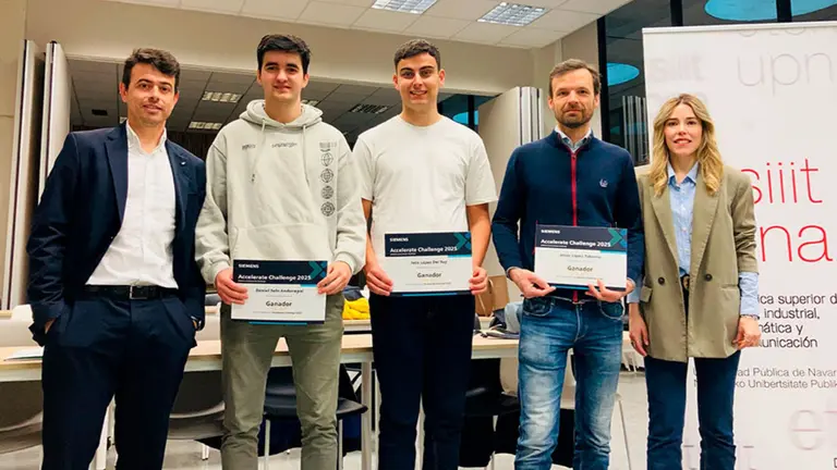 El equipo ganador. De izda. a dcha., Fernando Gonz&aacute;lez, director regional de Siemens Smart Infrastructure - Zona Norte; Daniel Sala e Iv&aacute;n L&oacute;pez (premiados), y Andrea Ayerra, egresada de la UPNA y actual trabajadora en Siemens Smart Infrastructure. CEDIDA