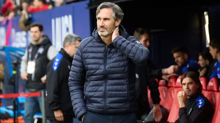 Vicente Moreno (entrenador CA Osasuna) durante el partido de La Liga EA Sports entre CA Osasuna y Atl&eacute;tico Madrid disputado en el estadio de El Sadar en Pamplona. I&Ntilde;IGO ALZUGARAY