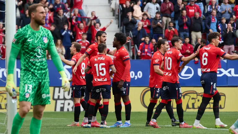 Los jugadores de Osasuna celebran el gol de Alejandro Catena (1-0) durante el partido de La Liga EA Sports entre CA Osasuna y Atlético Madrid disputado en el estadio de El Sadar en Pamplona. IÑIGO ALZUGARAY