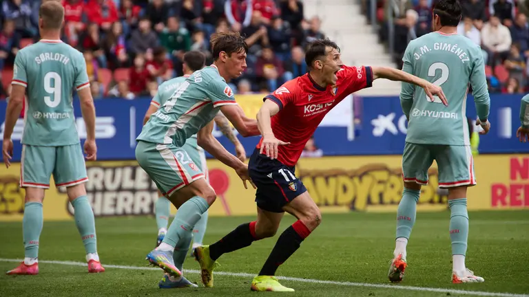 Robin Le Normand (24. Atletico Madrid) y Ante Budimir (17. CA Osasuna) durante el partido de La Liga EA Sports entre CA Osasuna y Atlético Madrid disputado en el estadio de El Sadar en Pamplona. IÑIGO ALZUGARAY