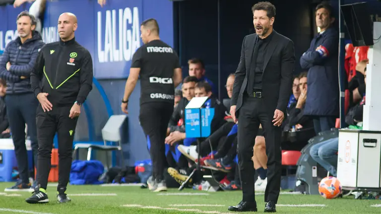 Diego Pablo Simeone (entrenador Atl&eacute;tico Madrid) durante el partido de La Liga EA Sports entre CA Osasuna y Atl&eacute;tico Madrid disputado en el estadio de El Sadar en Pamplona. I&Ntilde;IGO ALZUGARAY