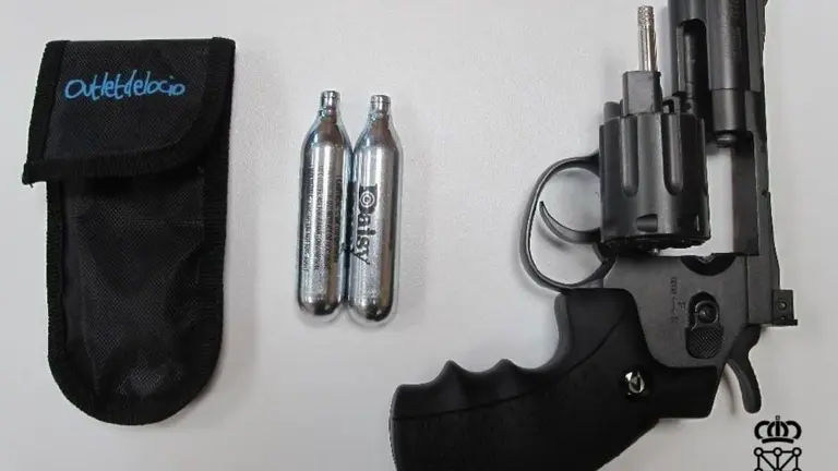 Rev&oacute;lver intervenido al detenido en Lodosa. POLIC&Iacute;A FORAL