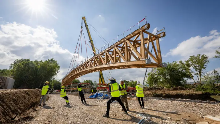 Instalada la nueva pasarela sobre el Arakil para
conectar el Paseo Fluvial entre Ibero y Etxauri. CEDIDA