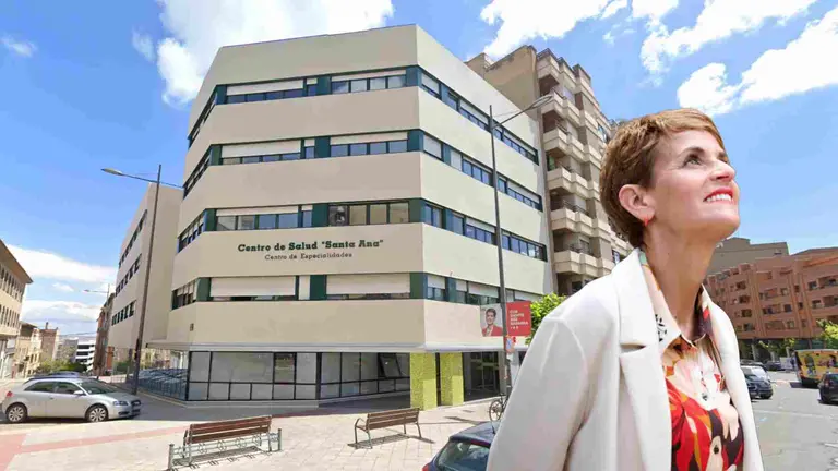 Fotomontaje de Mar&iacute;a Chivite sobre una foto del centro de salud Santa Ana de Tudela.