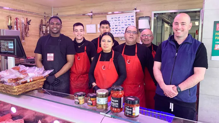 Xabier Sanz, a la derecha, junto a casi todo su equipo en la carnicería que lleva su apellido en pamplona. Navarra.com