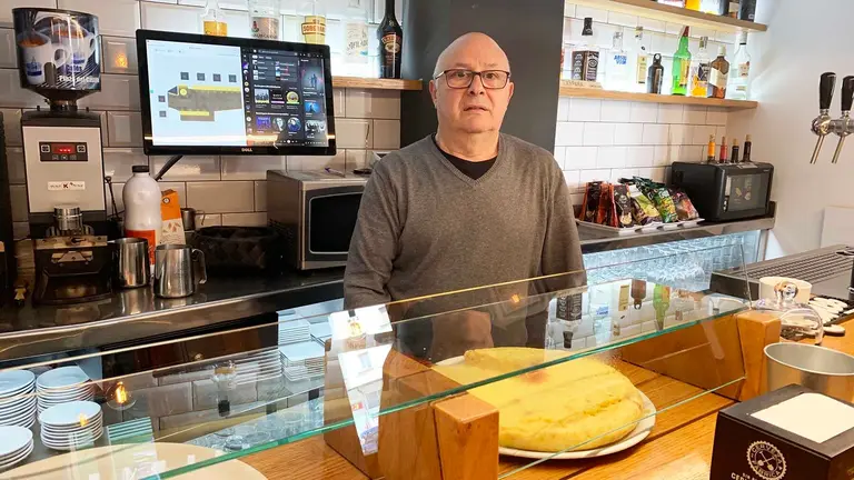 Pedro Sanz en la barra de la taberna Albeniz en el barrio de la Milagrosa en Pamplona. Navarra.com