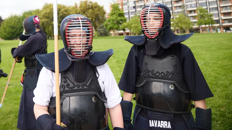 Los alcaldes de Pamplona y Yamaguchi, Joseba Asiron Saez y Kazuki Ito, respectivamente, participan en un acto simbólico de plantación de arbolado en el parque de Yamaguchi de Pamplona. IÑIGO ALZUGARAY