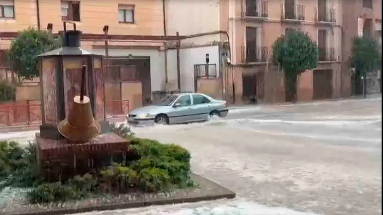 Imagen de un vehículo circulando por Peralta durante la granizada. NAVARRA.COM