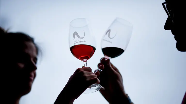 Dos personas brindando con una copa de la D.O. Navarra. CEDIDA