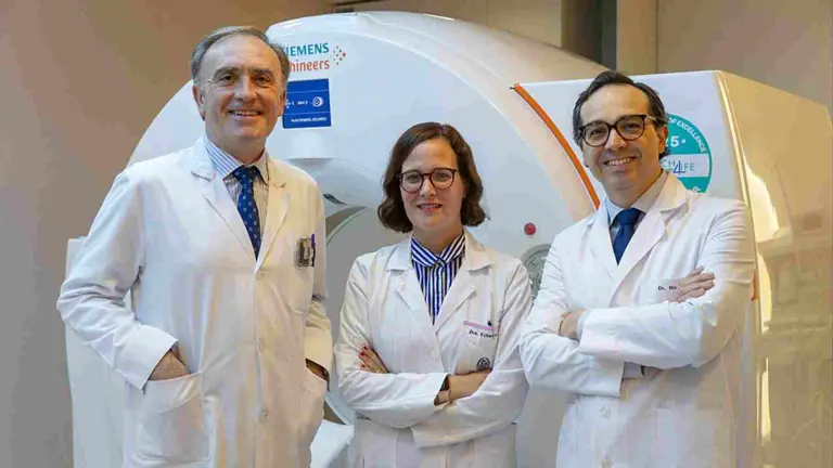 El Dr. Arbizu, la Dra. Echeveste y el Dr. Mario Riverol, en la sala de PET de la Clínica Universidad de Navarra. CLÍNICA UNIVERSIDAD DE NAVARRA