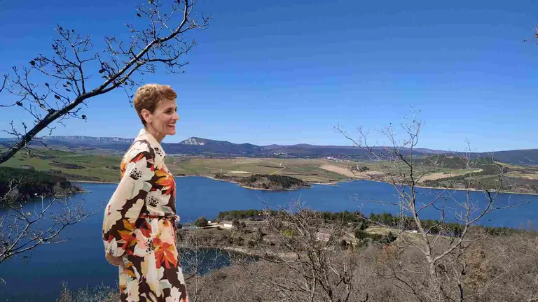 Fotomontaje de María Chivite sobre una imagen del pantano de Alloz.