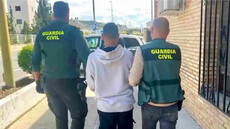 Moemnto en el que el detenido es trasladado por dos agentes. GUARDIA CIVIL DE NAVARRA