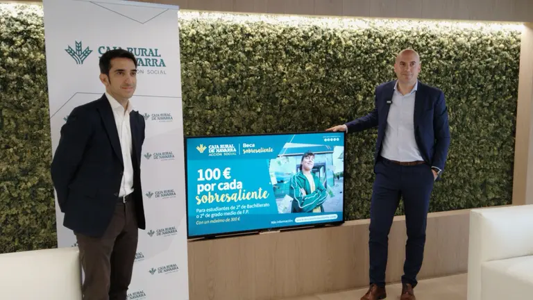 De izquierda a derecha, Raúl Santos, responsable de Marketing, y Javier Martínez, Dpto. de Acción Social de Caja Rural de Navarra. CEDIDA