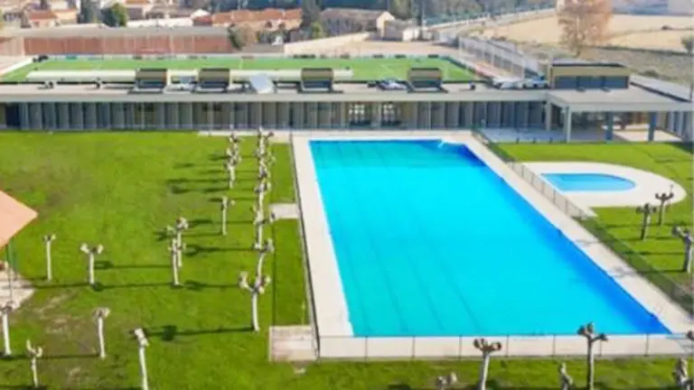 Vista aérea de las piscinas municipales de la localidad navarra de Cortes.  facebook Ayuntamiento de Cortes.