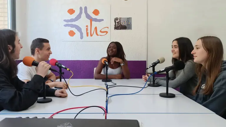 Estudiantes de Jesuitinas en la radio escolar. CEDIDA