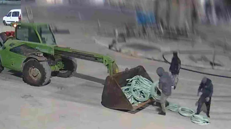 La cámara de seguridad de un polígono permitió la identificación de la banda itinerante de rumanos que desvalijaba el cobre de empresas de toda España. GUARDIA CIVIL