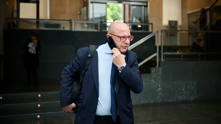 El consejero de Educaci&oacute;n Carlos Gimeno minutos antes de comenzar el pleno del Parlamento. PABLO LASAOSA