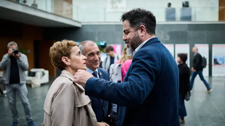 Ramón Alzórriz, Oscar Chivite y María Chivite minutos antes de comenzar el pleno del Parlamento. PABLO LASAOSA