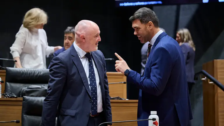 Javier Esaparza de UPN junto a Javier Garc&iacute;a del PPN minutos antes de comenzar el pleno del Parlamento. PABLO LASAOSA