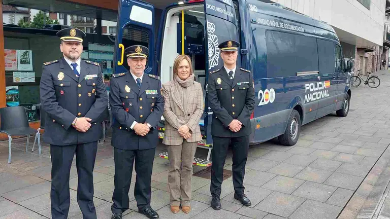 La delegada del Gobierno, Alicia Echeverría, y el jefe superior de Policía de la Comunidad Foral, Manuel Jesús del Collado, junto a uno de los Vehículos Integrales de Documentación - DELEGACIÓN DEL GOBIERNO EN NAVARRA