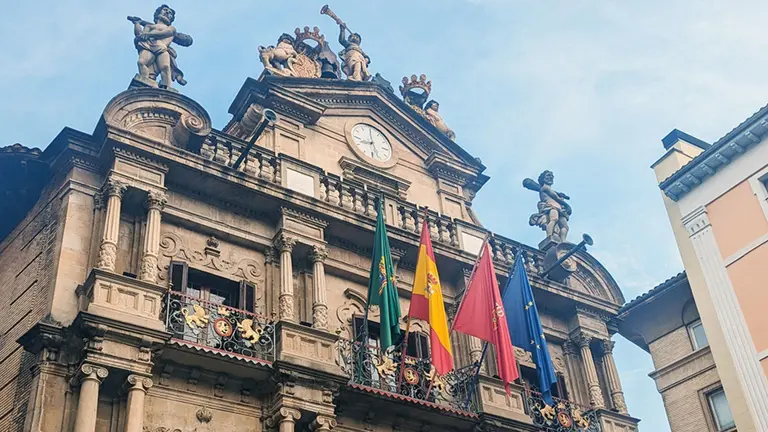 Pamplona convoca 42 plazas de oficial administrativo: requisitos, plazos y c&oacute;mo ser&aacute; la oposici&oacute;n. AYUNTAMIENTO DE PAMPLONA