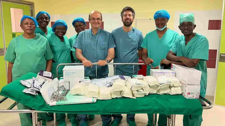 Los doctores Luis Chiva y &Aacute;lvaro Cabello, durante una acci&oacute;n asistencial del Proyecto Elikia en Congo el pasado mes de diciembre. CL&Iacute;NICA UNIVERSIDAD DE NAVARRA