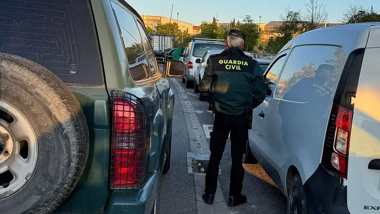Un guardia civil revisa coches en Tafalla. GUARDIA CIVIL