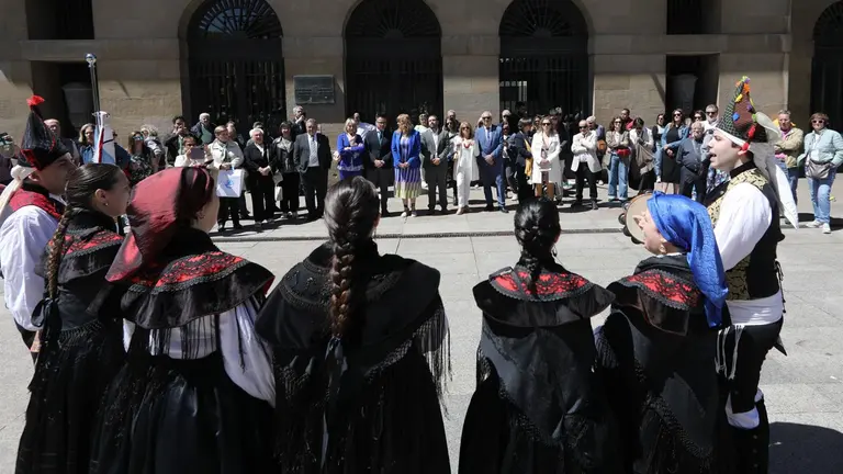 Representaci&oacute;n del Lar Gallego de Pamplona y Casa de Galicia en Navarra a las puertas del Palacio de Navarra. GOBIERNO DE NAVARRA