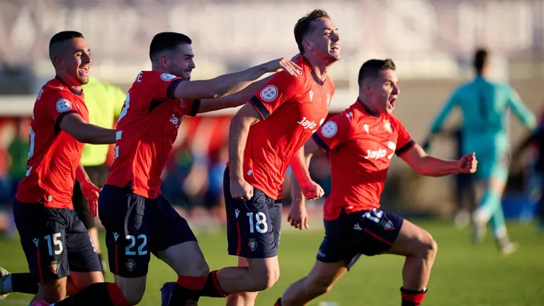 Los jugadores de Osasuna Promesas celebrar el gol del empate conseguido en el descuento ante el Ourense que ha significado la permanenncia en Primera Federaci&oacute;n. CA OSASUNA