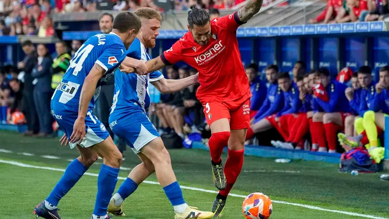 El extremo del Alavés Carlos Vicente (2i) pelea un balón ante el defensa del Osasuna Juan Cruz Álvaro Armada (d) este sábado, durante el partido de la jornada 38 de LaLiga EA Sports, entre el Alavés y el Osasuna, en el estadio de Mendizorroza. EFE/ L. Rico