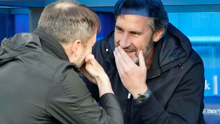 Los entrenadores de Osasuna, Vicente Moreno (i), y Alav&eacute;s, Eduardo Coudet, antes del partido de la &uacute;ltima jornada de LaLiga EA Sports que Deportivo Alav&eacute;s y CA Osasuna disputan este s&aacute;bado en el estadio de Mendizorroza. EFE/L. Rico