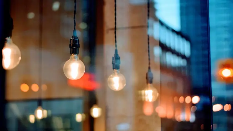 Bombillas encendidas. ARCHIVO