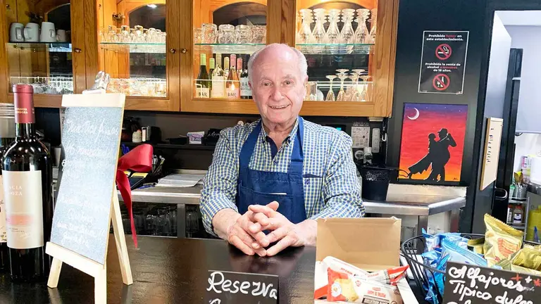 Raúl Aristizabal en la barra de La Tablita en la calle Esquiroz 5 de Pamplona. Navarra.com