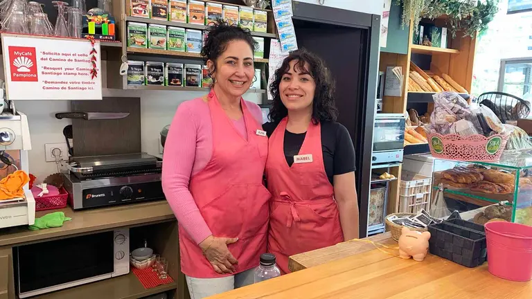 Alina Álvarez con su hija Mabel en la cafetería My Café en la avenida Sancho el Fuerte de Pamplona. Navarra.com