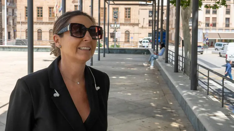 La defensa del padre de acogida de Linares (Ja&eacute;n), Rocio Garrido, en declaraciones a EFE este viernes frente al Ayuntamiento de la localidad jiennense, ha atribuido a un &ldquo;lapsus temporal&rdquo; provocado por su medicaci&oacute;n y ha rechazado cualquier responsabilidad penal por la muerte del beb&eacute; de 22 meses que qued&oacute; varias horas encerrado en el interior de un veh&iacute;culo.EFE/Jos&eacute; Manuel Pedrosa